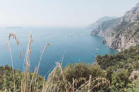 Positano, amalfi coast, engagement, italian photographer, fotografo italiano, fotografo frosinone, fotografo latina, pre wedding, ritratto di coppia, sorrisi, foto naturali, natural poses, salerno, boat photography, barca, love portrait