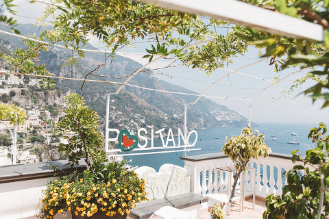 Positano, amalfi coast, engagement, italian photographer, fotografo italiano, fotografo frosinone, fotografo latina, pre wedding, ritratto di coppia, sorrisi, foto naturali, natural poses, salerno, boat photography, barca, love portrait