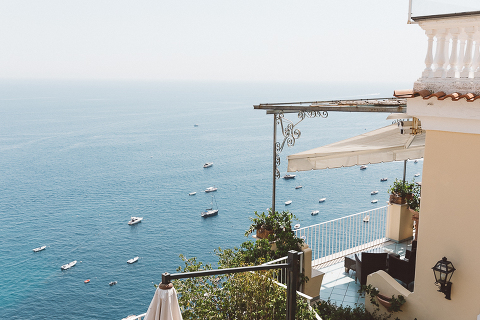 Positano, amalfi coast, engagement, italian photographer, fotografo italiano, fotografo frosinone, fotografo latina, pre wedding, ritratto di coppia, sorrisi, foto naturali, natural poses, salerno, boat photography, barca, love portrait