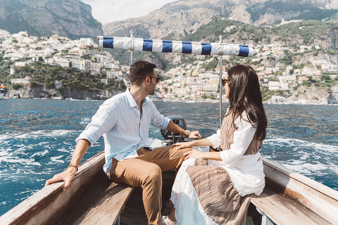 Positano, amalfi coast, engagement, italian photographer, fotografo italiano, fotografo frosinone, fotografo latina, pre wedding, ritratto di coppia, sorrisi, foto naturali, natural poses, salerno, boat photography, barca, love portrait