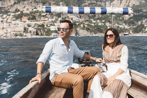 Positano, amalfi coast, engagement, italian photographer, fotografo italiano, fotografo frosinone, fotografo latina, pre wedding, ritratto di coppia, sorrisi, foto naturali, natural poses, salerno, boat photography, barca, love portrait