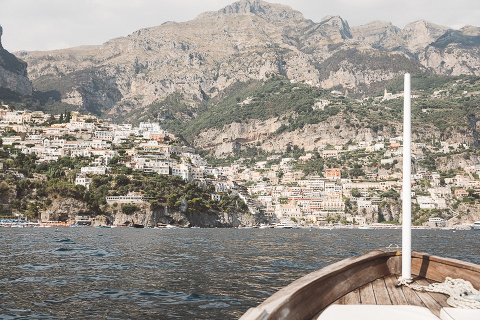 Positano, amalfi coast, engagement, italian photographer, fotografo italiano, fotografo frosinone, fotografo latina, pre wedding, ritratto di coppia, sorrisi, foto naturali, natural poses, salerno, boat photography, barca, love portrait
