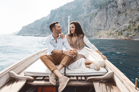 Positano, amalfi coast, engagement, italian photographer, fotografo italiano, fotografo frosinone, fotografo latina, pre wedding, ritratto di coppia, sorrisi, foto naturali, natural poses, salerno, boat photography, barca, love portrait