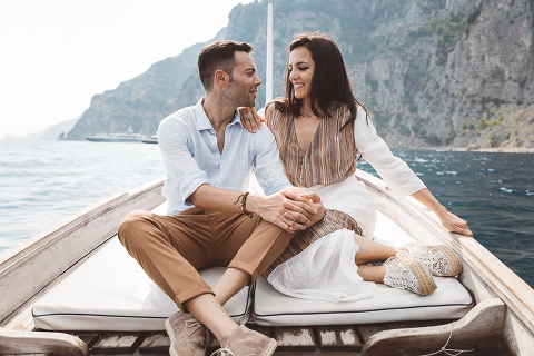 Positano, amalfi coast, engagement, italian photographer, fotografo italiano, fotografo frosinone, fotografo latina, pre wedding, ritratto di coppia, sorrisi, foto naturali, natural poses, salerno, boat photography, barca, love portrait