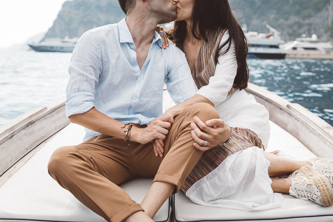 Positano, amalfi coast, engagement, italian photographer, fotografo italiano, fotografo frosinone, fotografo latina, pre wedding, ritratto di coppia, sorrisi, foto naturali, natural poses, salerno, boat photography, barca, love portrait