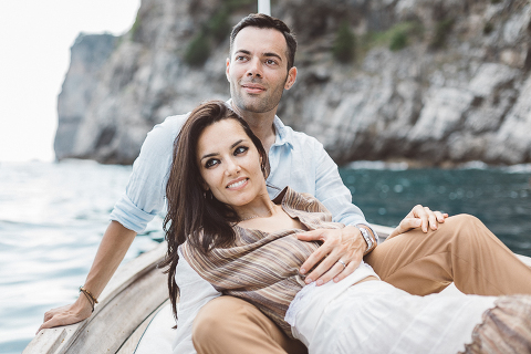 Positano, amalfi coast, engagement, italian photographer, fotografo italiano, fotografo frosinone, fotografo latina, pre wedding, ritratto di coppia, sorrisi, foto naturali, natural poses, salerno, boat photography, barca, love portrait
