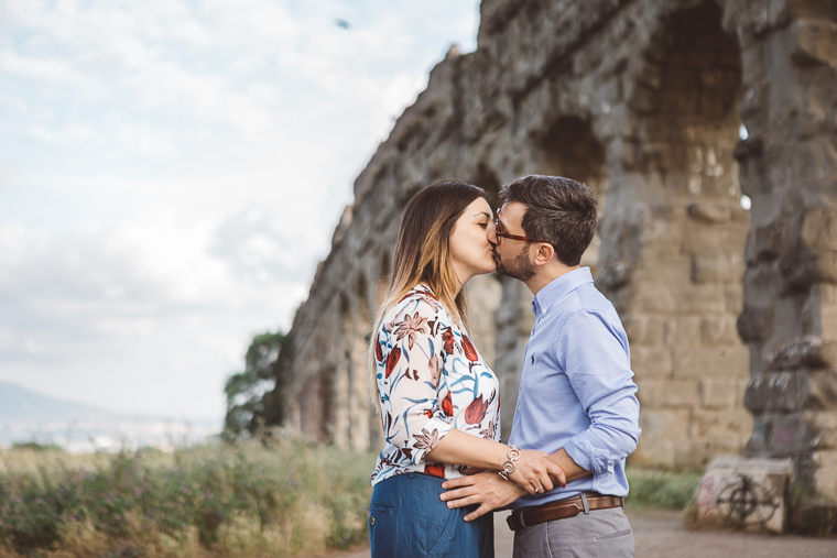 acquedotto romano, engagement, foto naturali, foto spontanea, fotografo matrimonio, Frosinone, Latina, parco, Parco degli acquedotti, prematrimoniale, prewedding, Roma, sole, sorrisi