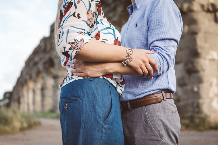 acquedotto romano, engagement, foto naturali, foto spontanea, fotografo matrimonio, Frosinone, Latina, parco, Parco degli acquedotti, prematrimoniale, prewedding, Roma, sole, sorrisi