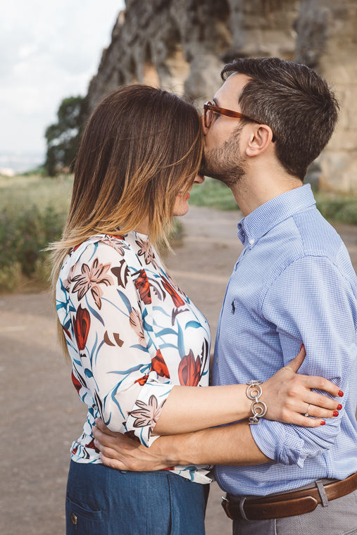 acquedotto romano, engagement, foto naturali, foto spontanea, fotografo matrimonio, Frosinone, Latina, parco, Parco degli acquedotti, prematrimoniale, prewedding, Roma, sole, sorrisi