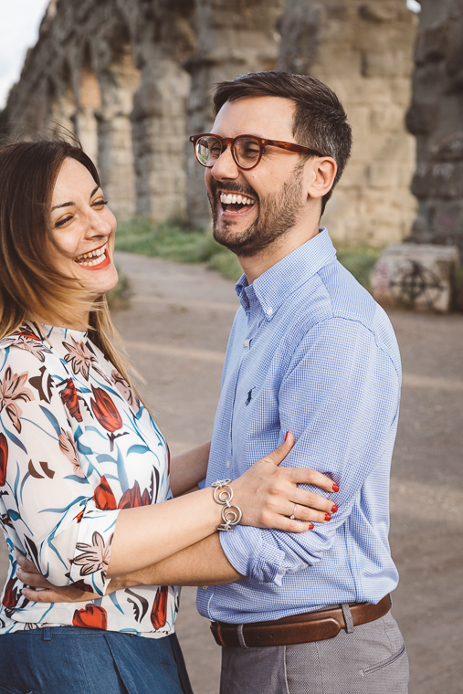 acquedotto romano, engagement, foto naturali, foto spontanea, fotografo matrimonio, Frosinone, Latina, parco, Parco degli acquedotti, prematrimoniale, prewedding, Roma, sole, sorrisi