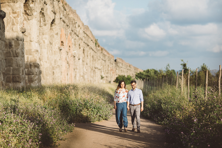 acquedotto romano, engagement, foto naturali, foto spontanea, fotografo matrimonio, Frosinone, Latina, parco, Parco degli acquedotti, prematrimoniale, prewedding, Roma, sole, sorrisi