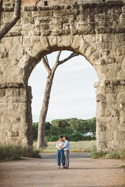 acquedotto romano, engagement, foto naturali, foto spontanea, fotografo matrimonio, Frosinone, Latina, parco, Parco degli acquedotti, prematrimoniale, prewedding, Roma, sole, sorrisi