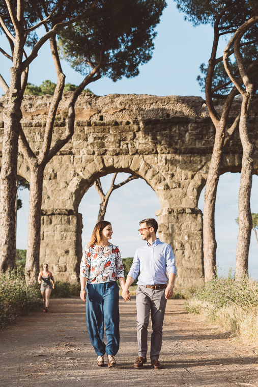 acquedotto romano, engagement, foto naturali, foto spontanea, fotografo matrimonio, Frosinone, Latina, parco, Parco degli acquedotti, prematrimoniale, prewedding, Roma, sole, sorrisi