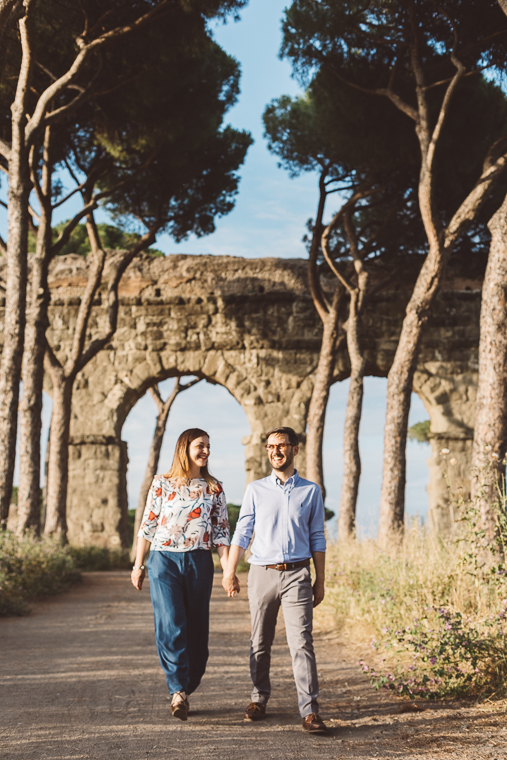 acquedotto romano, engagement, foto naturali, foto spontanea, fotografo matrimonio, Frosinone, Latina, parco, Parco degli acquedotti, prematrimoniale, prewedding, Roma, sole, sorrisi