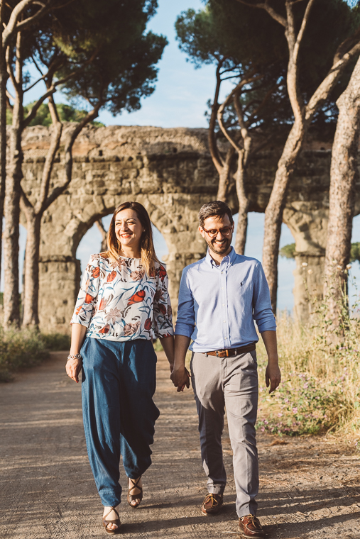 acquedotto romano, engagement, foto naturali, foto spontanea, fotografo matrimonio, Frosinone, Latina, parco, Parco degli acquedotti, prematrimoniale, prewedding, Roma, sole, sorrisi