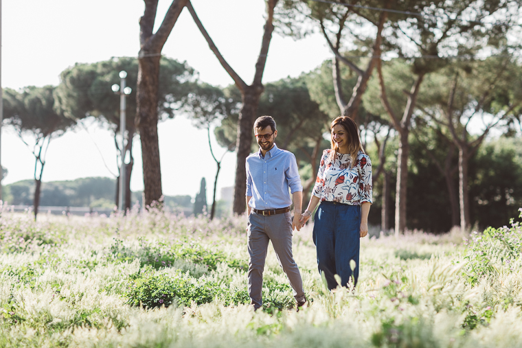 acquedotto romano, engagement, foto naturali, foto spontanea, fotografo matrimonio, Frosinone, Latina, parco, Parco degli acquedotti, prematrimoniale, prewedding, Roma, sole, sorrisi