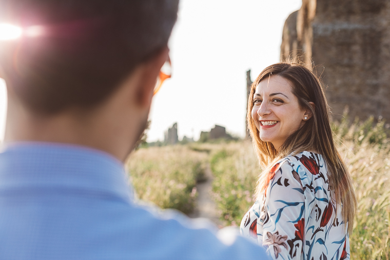 acquedotto romano, engagement, foto naturali, foto spontanea, fotografo matrimonio, Frosinone, Latina, parco, Parco degli acquedotti, prematrimoniale, prewedding, Roma, sole, sorrisi