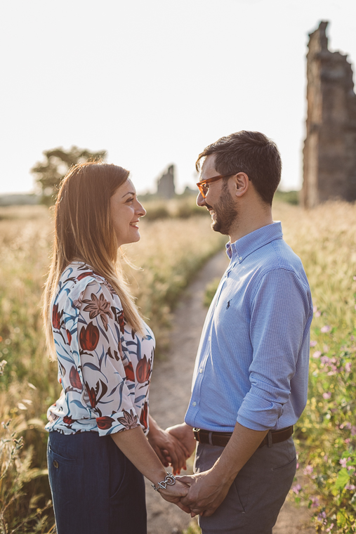 acquedotto romano, engagement, foto naturali, foto spontanea, fotografo matrimonio, Frosinone, Latina, parco, Parco degli acquedotti, prematrimoniale, prewedding, Roma, sole, sorrisi