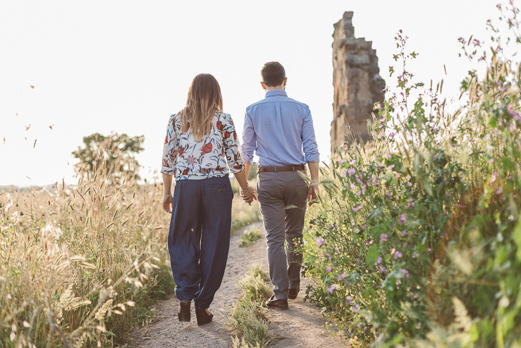 acquedotto romano, engagement, foto naturali, foto spontanea, fotografo matrimonio, Frosinone, Latina, parco, Parco degli acquedotti, prematrimoniale, prewedding, Roma, sole, sorrisi