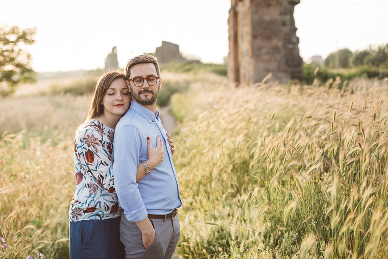 acquedotto romano, engagement, foto naturali, foto spontanea, fotografo matrimonio, Frosinone, Latina, parco, Parco degli acquedotti, prematrimoniale, prewedding, Roma, sole, sorrisi