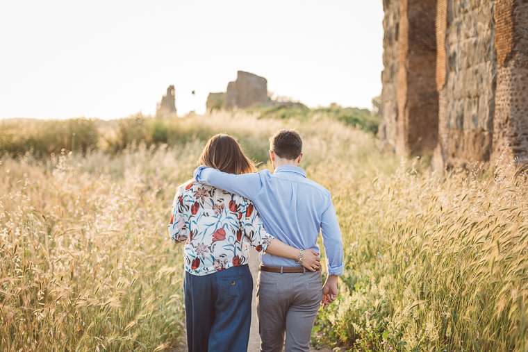 acquedotto romano, engagement, foto naturali, foto spontanea, fotografo matrimonio, Frosinone, Latina, parco, Parco degli acquedotti, prematrimoniale, prewedding, Roma, sole, sorrisi