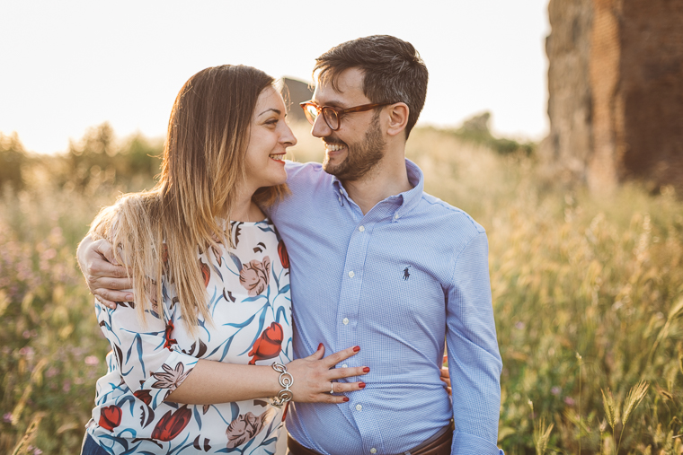 acquedotto romano, engagement, foto naturali, foto spontanea, fotografo matrimonio, Frosinone, Latina, parco, Parco degli acquedotti, prematrimoniale, prewedding, Roma, sole, sorrisi