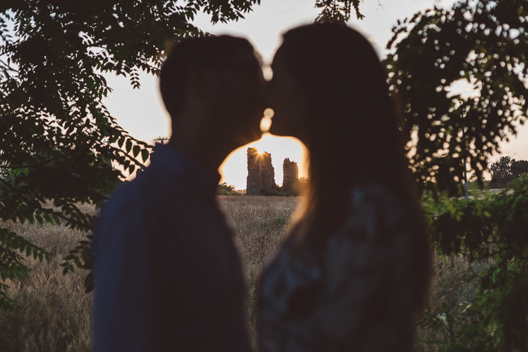 acquedotto romano, engagement, foto naturali, foto spontanea, fotografo matrimonio, Frosinone, Latina, parco, Parco degli acquedotti, prematrimoniale, prewedding, Roma, sole, sorrisi