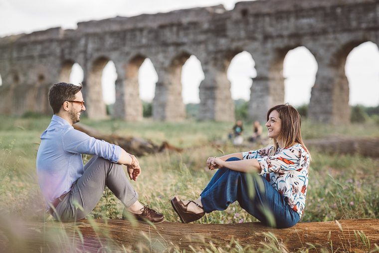 acquedotto romano, engagement, foto naturali, foto spontanea, fotografo matrimonio, Frosinone, Latina, parco, Parco degli acquedotti, prematrimoniale, prewedding, Roma, sole, sorrisi