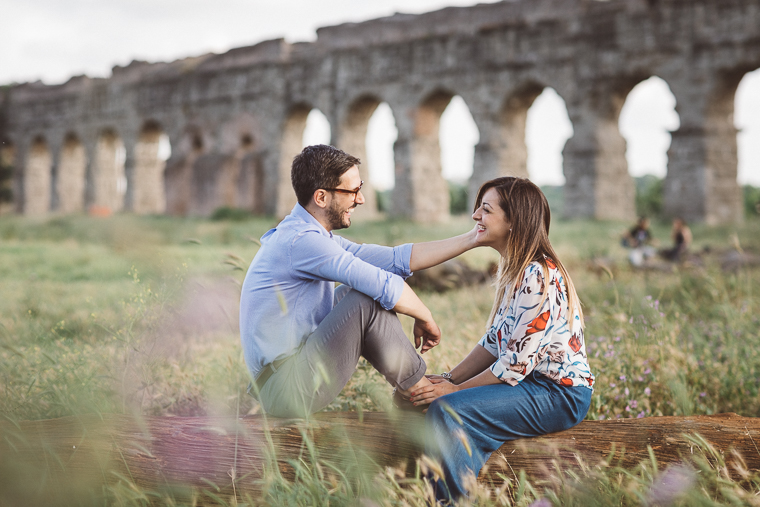 acquedotto romano, engagement, foto naturali, foto spontanea, fotografo matrimonio, Frosinone, Latina, parco, Parco degli acquedotti, prematrimoniale, prewedding, Roma, sole, sorrisi