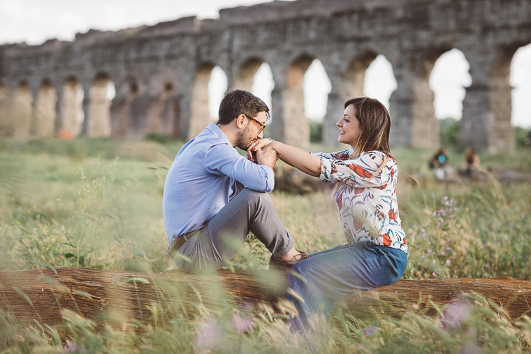 acquedotto romano, engagement, foto naturali, foto spontanea, fotografo matrimonio, Frosinone, Latina, parco, Parco degli acquedotti, prematrimoniale, prewedding, Roma, sole, sorrisi