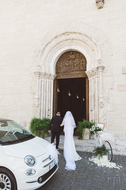 matrimonio, fotografo di matrimonio, wedding, abito da sposa, Frosinone, foto naturali, foto spontanea, Sora, chiesa, Santa Restituta, entrata sposa