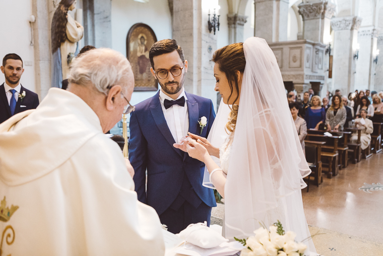 matrimonio, fotografo di matrimonio, wedding, abito da sposa, Frosinone, foto naturali, foto spontanea, Sora, chiesa, Santa Restituta, rito religioso, scambio fedi