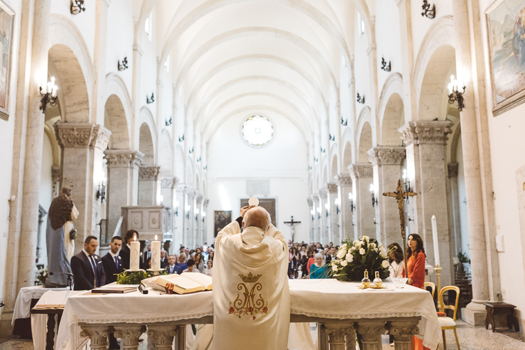 matrimonio, fotografo di matrimonio, wedding, abito da sposa, Frosinone, foto naturali, foto spontanea, Sora, chiesa, Santa Restituta, rito religioso, eucarestia