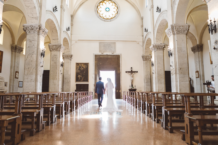 matrimonio, fotografo di matrimonio, wedding, abito da sposa, Frosinone, foto naturali, foto spontanea, Sora, chiesa, Santa Restituta, rito religioso, emozioni, uscita sposi