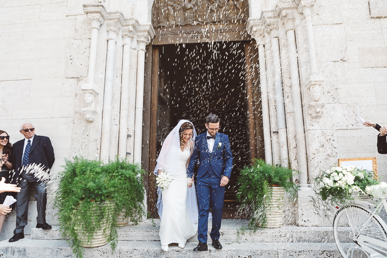 matrimonio, fotografo di matrimonio, wedding, abito da sposa, Frosinone, foto naturali, foto spontanea, Sora, chiesa, Santa Restituta, rito religioso, emozioni, uscita sposi, lancio del riso