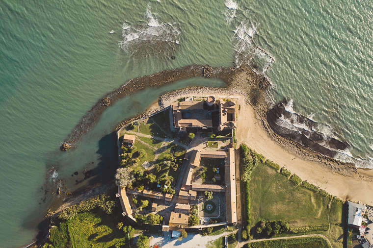 engagement, prewedding, prematrimoniale, futuri sposi, matrimonio, Santa Severa, castello, tramonto, foto naturali, foto spontanee, spontanea, fotografo matrimonio, anfm, frosinone, roma, latina, drone, foto aerea