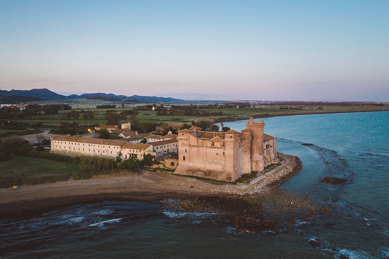 engagement, prewedding, prematrimoniale, futuri sposi, matrimonio, Santa Severa, castello, tramonto, foto naturali, foto spontanee, spontanea, fotografo matrimonio, anfm, frosinone, roma, latina, drone, foto aerea