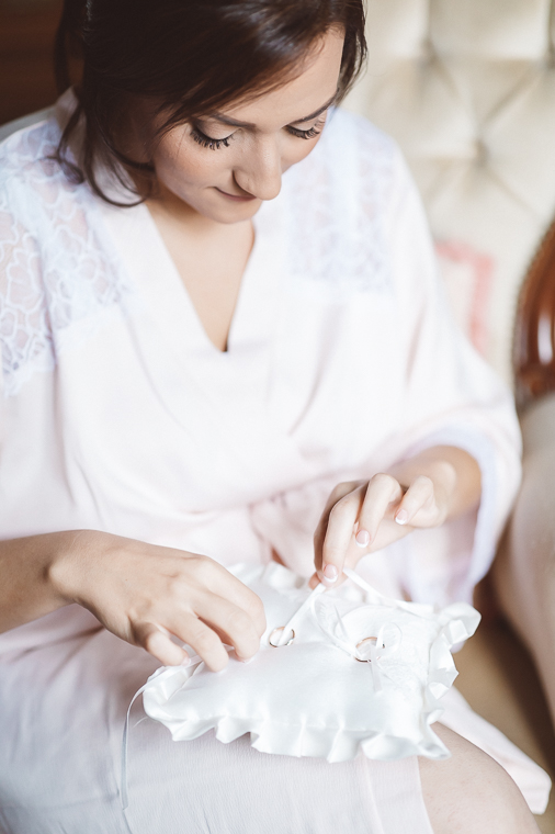 La sposa sistema le fedi nuziali sul cuscino ad Alatri, frosinone