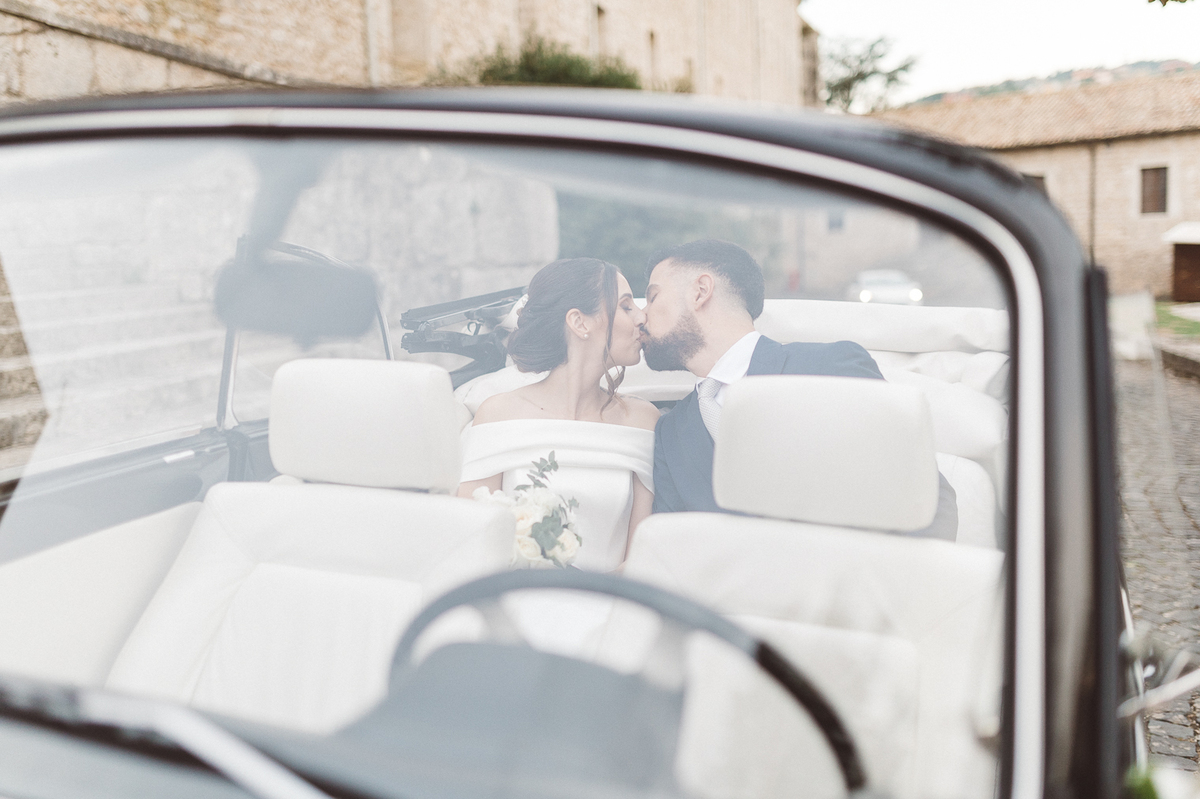 Bacio sposi in auto fuori l'Abbazia di Casamari